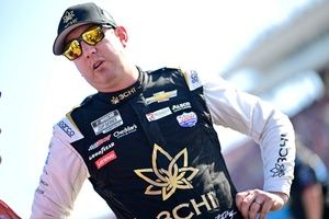 V&Iacute;DEO: Kyle Busch utiliza tesoura dentro do carro para cortar bandagem durante etapa da NASCAR