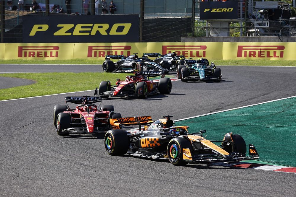 Oscar Piastri, McLaren MCL60, Charles Leclerc, Ferrari SF-23, Carlos Sainz, Ferrari SF-23