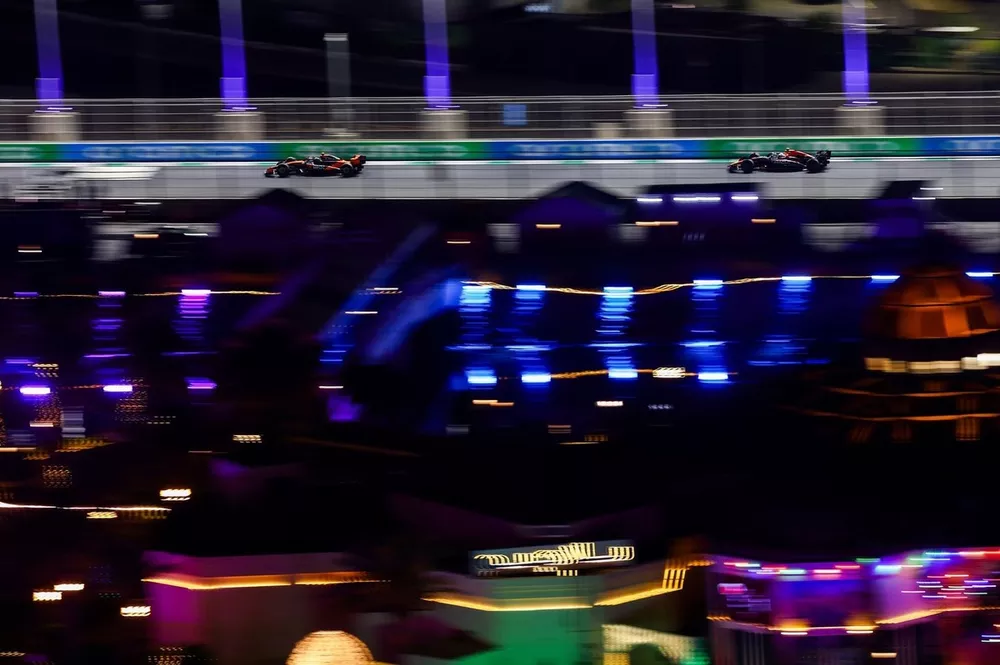 Lando Norris, McLaren, Yuki Tsunoda, Red Bull Racing