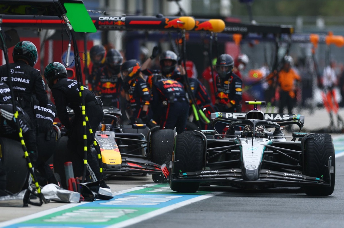 F1 - Verstappen se pronuncia após incidente com Antonelli no box: "Feliz que ninguém se machucou"
