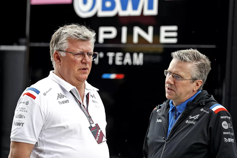 Otmar Szafnauer, team principal, Alpine F1, Pat Fry