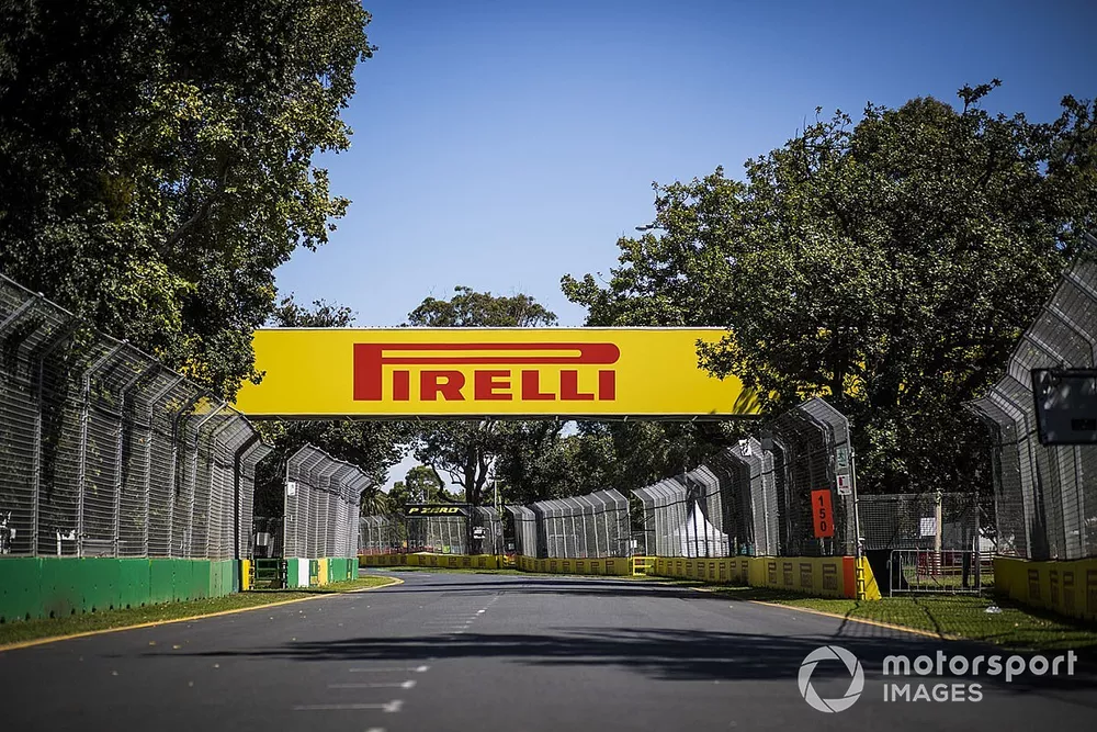 Panneaux Pirelli autour du circuit