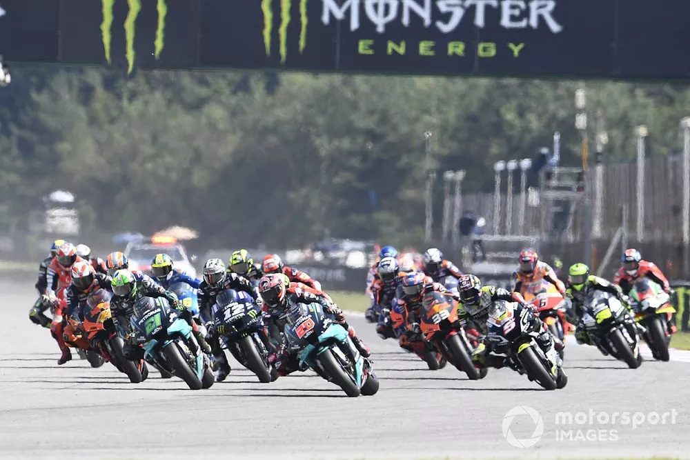 Start zum GP Tschechien 2020 in Br&uuml;nn: Fabio Quartararo, Petronas Yamaha SRT, f&uuml;hrt