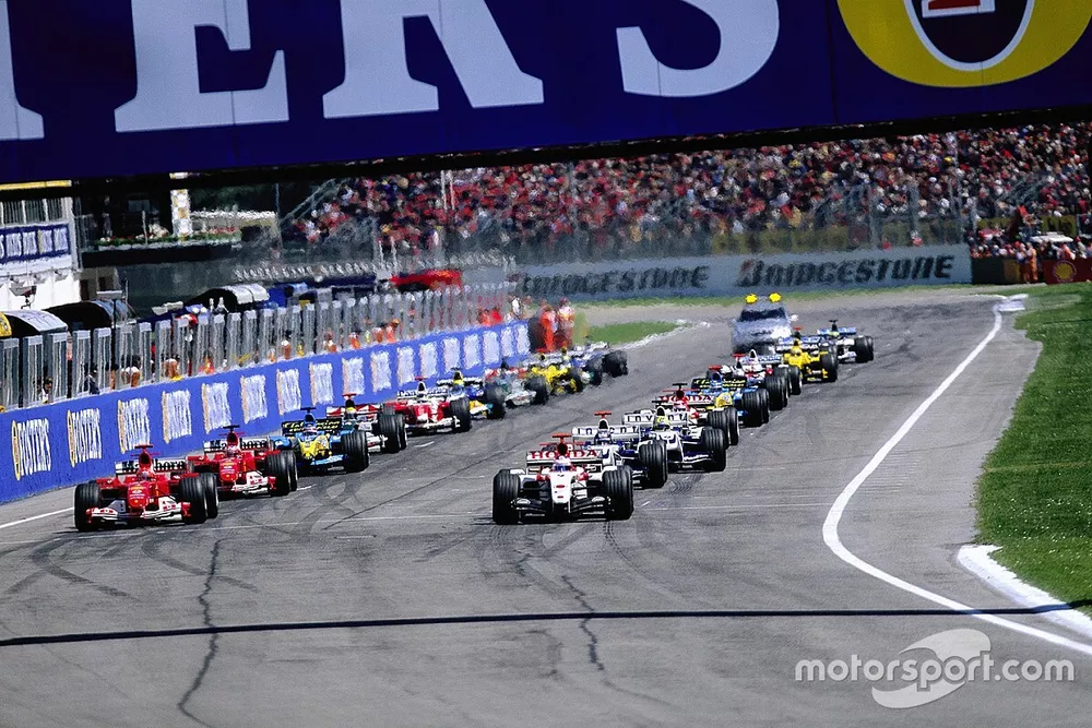 Jenson Button, BAR 006 Honda, y Michael Schumacher, Ferrari F2004, en la salida del GP de San Marino 2004