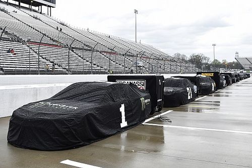Hujan Lebat Membuat Balapan NASCAR di Martinsville Ditunda