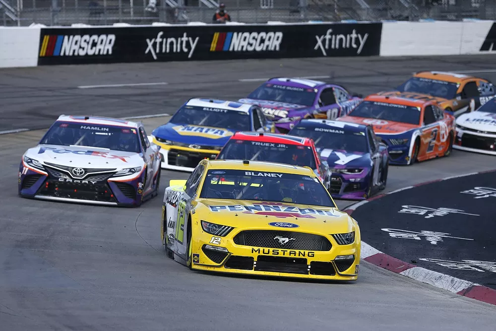 Ryan Blaney, Team Penske, Ford Mustang Menards/Pennzoil, Denny Hamlin, Joe Gibbs Racing, Toyota Camry FedEx Office