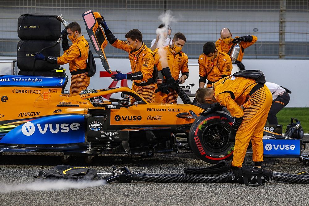 Los mec&aacute;nicos trabajan en el McLaren MCL35 de Carlos Sainz