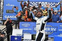 Truex kr&oacute;luje na Monster Mile