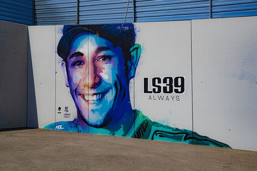Homenaje a Luis Salom 39 en una barda del circuito