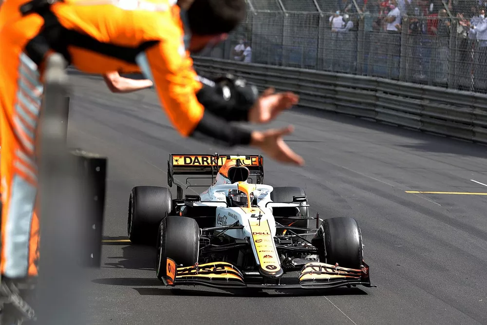 Lando Norris, McLaren MCL35M, franchit la ligne en 3ᵉ place pour la joie de son &eacute;quipe