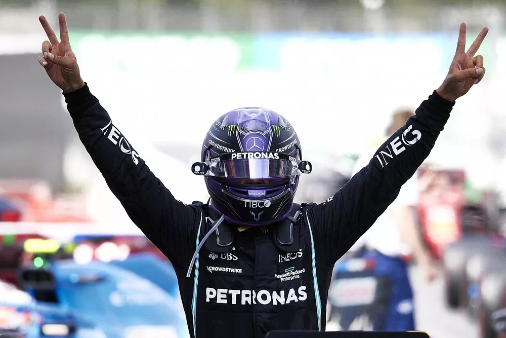 Lewis Hamilton, Mercedes, c&eacute;l&egrave;bre sa performance dans le parc ferm&eacute;