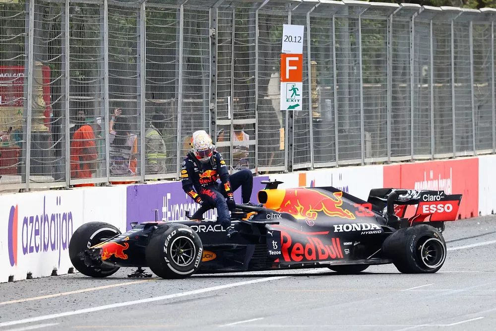 Max Verstappen, Red Bull Racing, s'extrait de sa voiture apr&egrave;s son accident