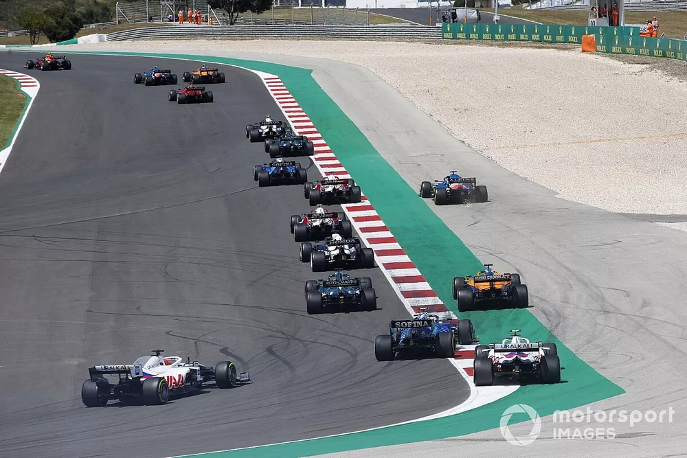 Daniel Ricciardo, McLaren MCL35M, Nicholas Latifi, Williams FW43B, Mick Schumacher, Haas VF-21, and Nikita Mazepin, Haas VF-21, chase the pack at the start