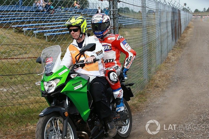 Andrea Dovizioso, Ducati Team, después del choque