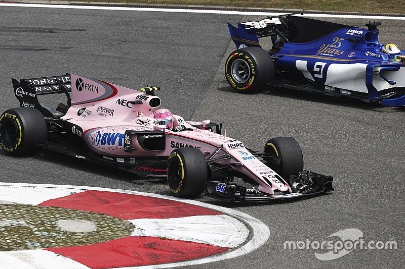 Esteban Ocon, Force India VJM10, lidera a Marcus Ericsson, Sauber C36
