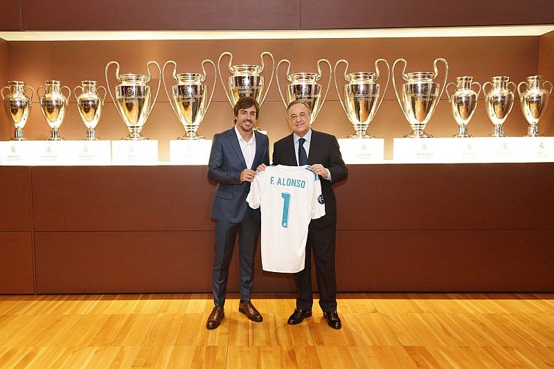 Fernando Alonso posa junto a Florentino P&eacute;rez, presidente del Real Madrid