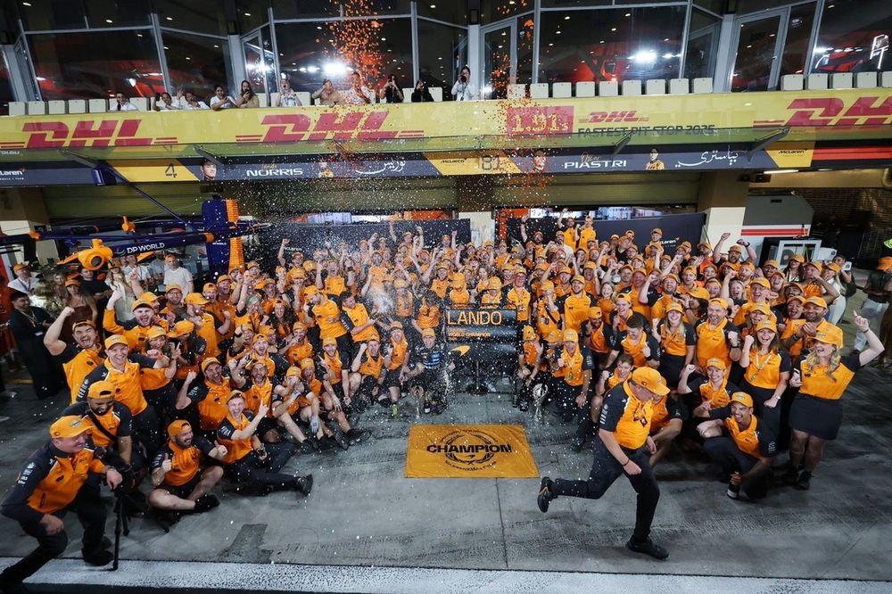 Lando Norris, McLaren, Oscar Piastri, McLaren, Andrea Stella, McLaren, Zak Brown, McLaren