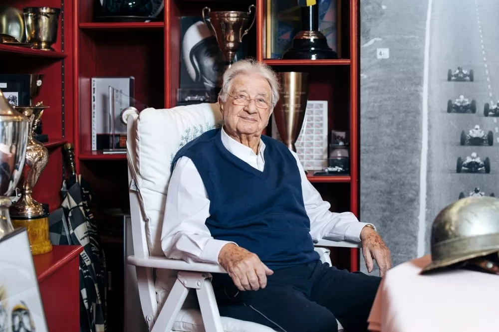 Former Mercedes-Benz racing driver Hans Herrmann passed