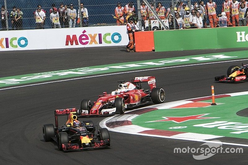 Max Verstappen, Red Bull Racing RB12 y Sebastian Vettel, Ferrari SF16-H