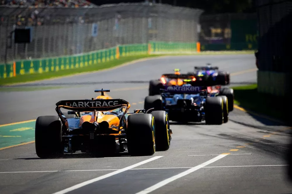 Oscar Piastri, McLaren MCL38, leaves the pit lane