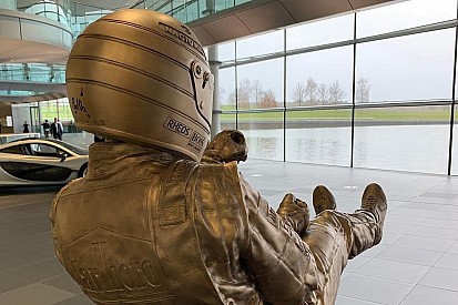 McLaren установила на своей базе бронзовую скульптуру Сенны