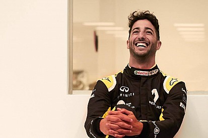 Ricciardo impaziente, ha già addosso la tuta Renault