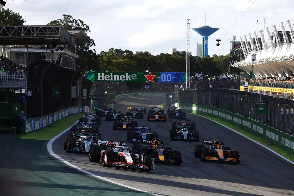 Kevin Magnussen, Haas VF-22, Max Verstappen, Red Bull Racing RB18, Lando Norris, McLaren MCL36, George Russell, Mercedes W13, Esteban Ocon, Alpine A522, et le reste des monoplaces au d&eacute;part