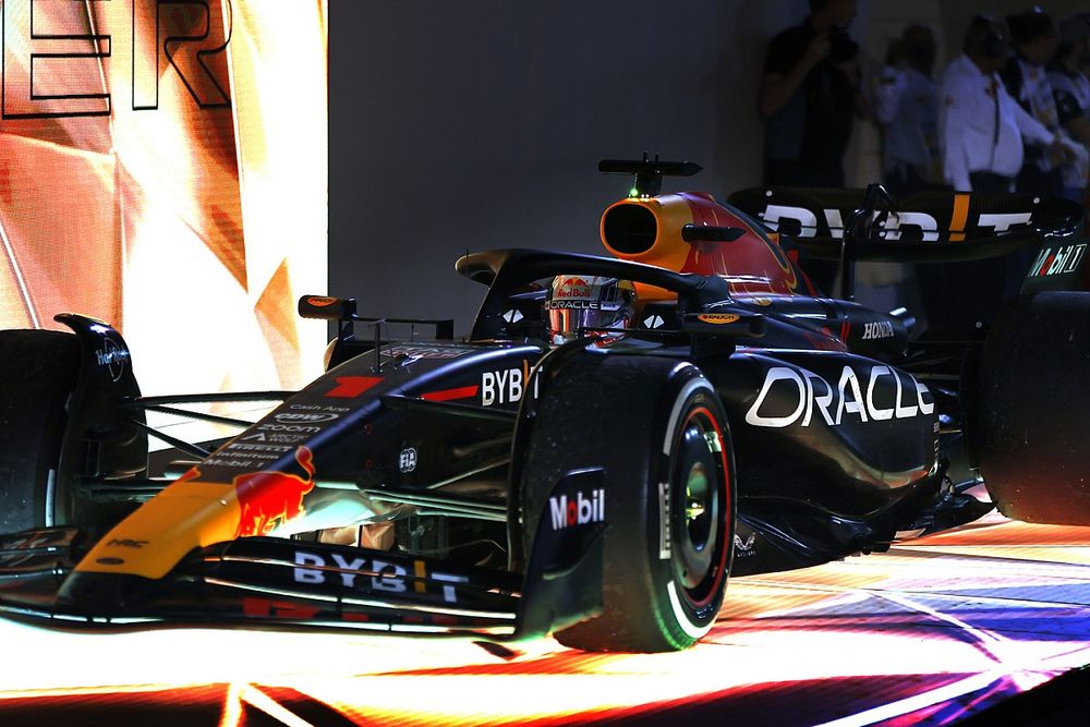 Max Verstappen, Red Bull Racing RB19, 1st position, drives on to the podium