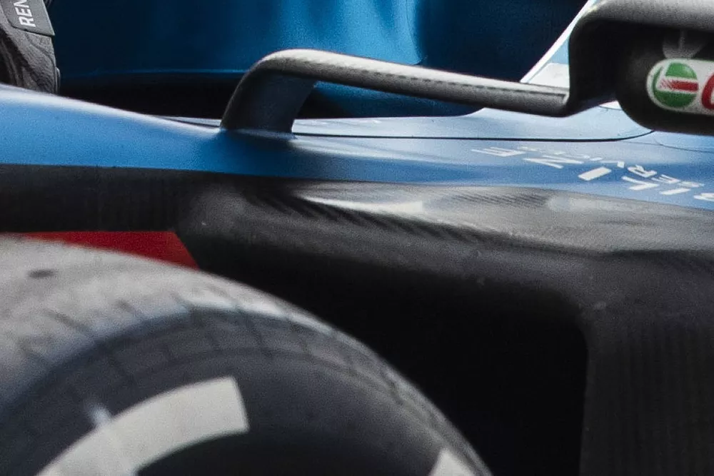 Fernando Alonso, Alpine F1 Team, klimt uit zijn auto na zijn uitvalbeurt in Mexico.
