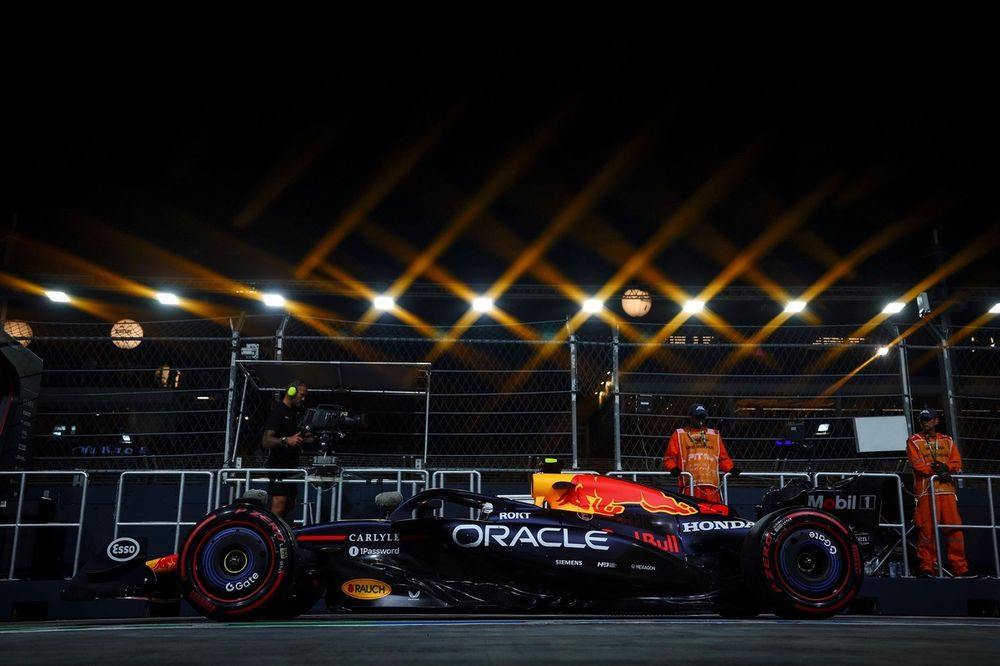 F1シンガポール　角田裕毅 角田裕毅がデニムデザインのマシンでシンガポールを走る。RB、HUGOとの