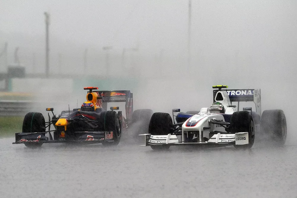 Mark Webber, Red Bull Racing RB5 Renault, 6&ordf; posici&oacute;n, va rueda a rueda con Nick Heidfeld, BMW Sauber F1.09, 2&ordf; posici&oacute;n