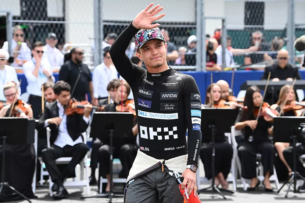 Lando Norris, McLaren, en la parrilla