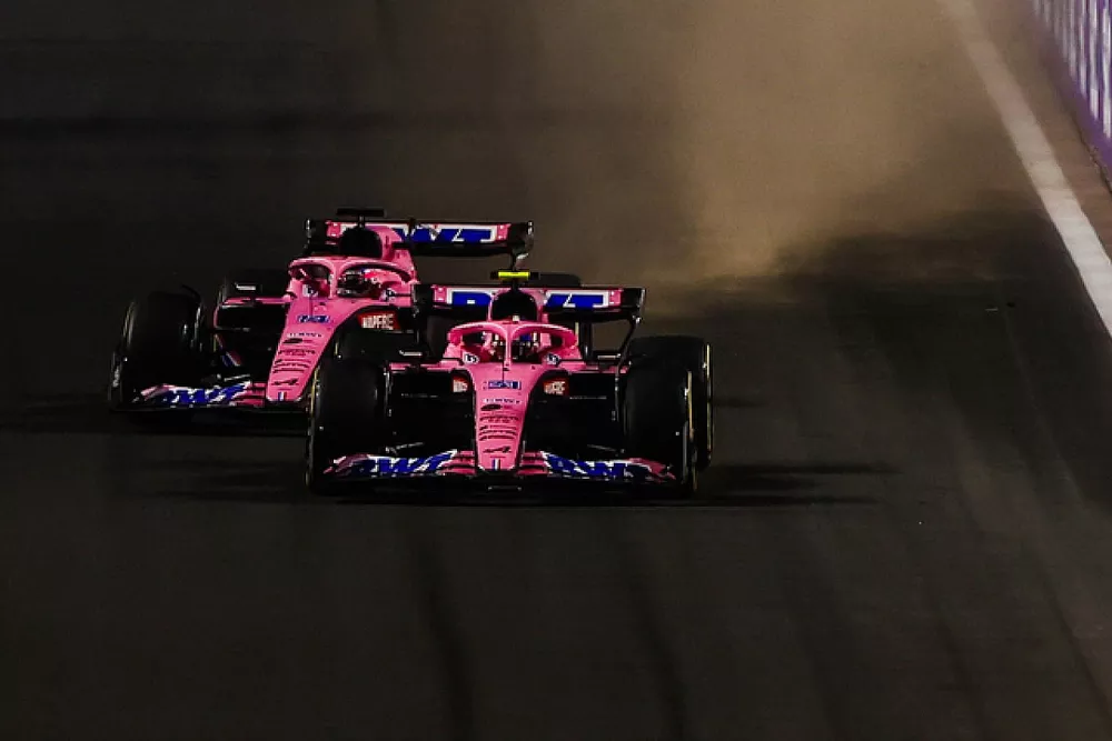 Esteban Ocon, Alpine A522, lotta con Fernando Alonso, Alpine A522, davanti a Valtteri Bottas, Alfa Romeo C42