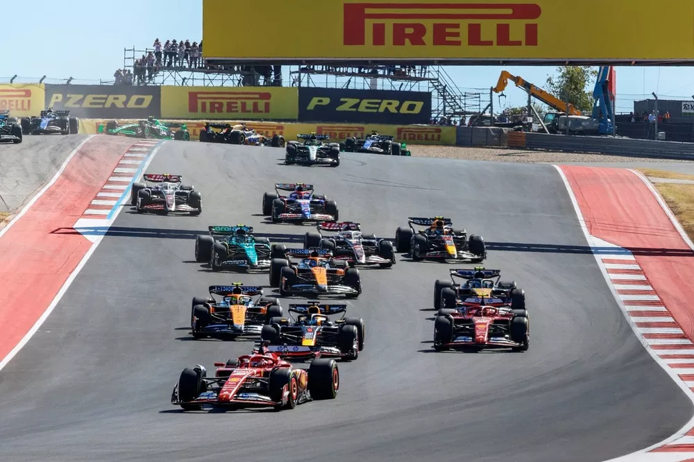 Charles Leclerc, Ferrari SF-24, Max Verstappen, Red Bull Racing RB20, Carlos Sainz, Ferrari SF-24, Lando Norris, McLaren MCL38, Pierre Gasly, Alpine A524, Oscar Piastri, McLaren MCL38, le reste du peloton lors du premier tour.