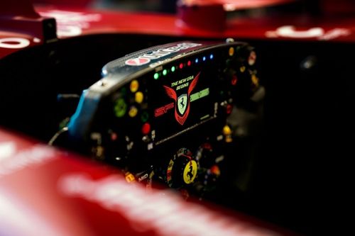 F1: Ferrari presenteia Papa Leão com volante de Leclerc e miniatura da SF90