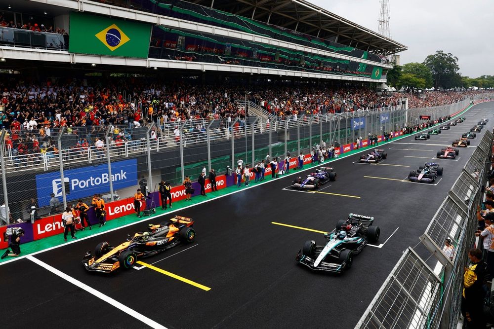 Lando Norris, McLaren MCL38, George Russell, Mercedes F1 W15, Yuki Tsunoda, RB F1 Team VCARB 01, e o restante da equipe se afastam para a volta de formação