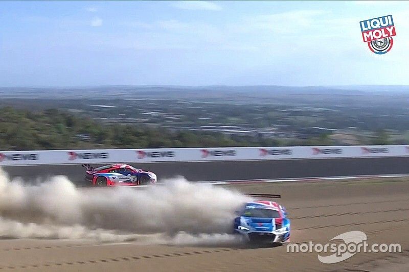 #22 Audi Sport Team Valvoline Audi R8 - LMS GT3: Garth Tander, Chris Mies, Mirko Bortolotti, crash