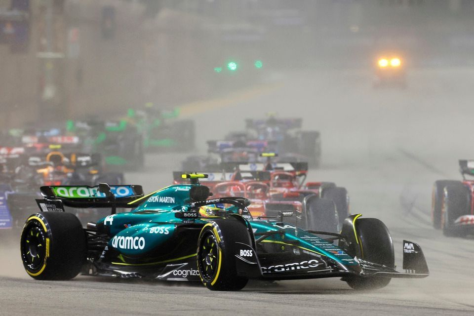 Fernando Alonso, Aston Martin AMR24, Charles Leclerc, Ferrari SF-24, Carlos Sainz, Ferrari SF-24, Yuki Tsunoda, RB F1 Team VCARB 01, the remainder of the field at the start