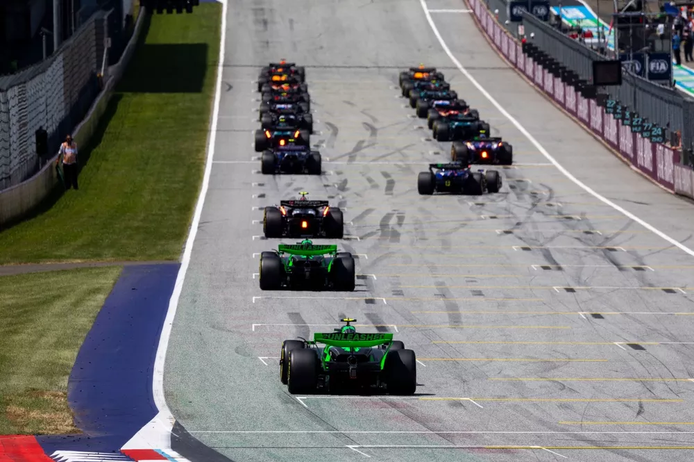 Nico Hulkenberg, Haas VF-24, Valtteri Bottas, Stake F1 Team Kick Sauber C44, et Zhou Guanyu, Stake F1 Team Kick Sauber C44, rejoignent la grille de d&eacute;part