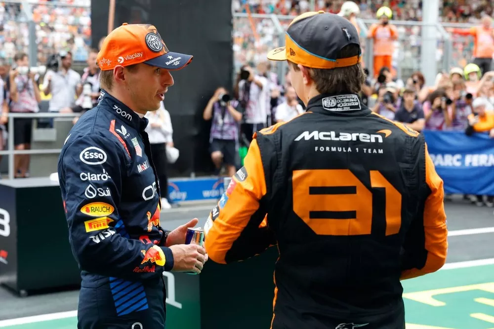 Max Verstappen, da Red Bull Racing, e Oscar Piastri, da McLaren F1 Team, conversam no Parc Ferme ap&oacute;s a classifica&ccedil;&atilde;o