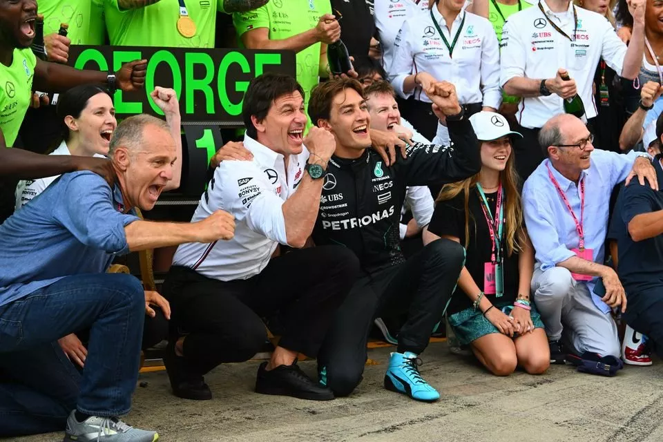 Toto Wolff, director de Mercedes-AMG F1 Team, George Russell, Mercedes-AMG F1 Team, el equipo Mercedes celebran la victoria tras la carrera.