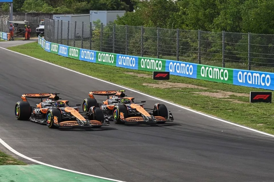 Lando Norris, McLaren MCL38 vecht met Oscar Piastri, McLaren MCL38