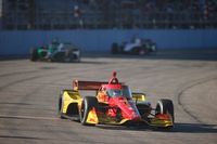 Palou, 19º, salva el liderato en Milwaukee tras problemas de Power; gana McLaughlin