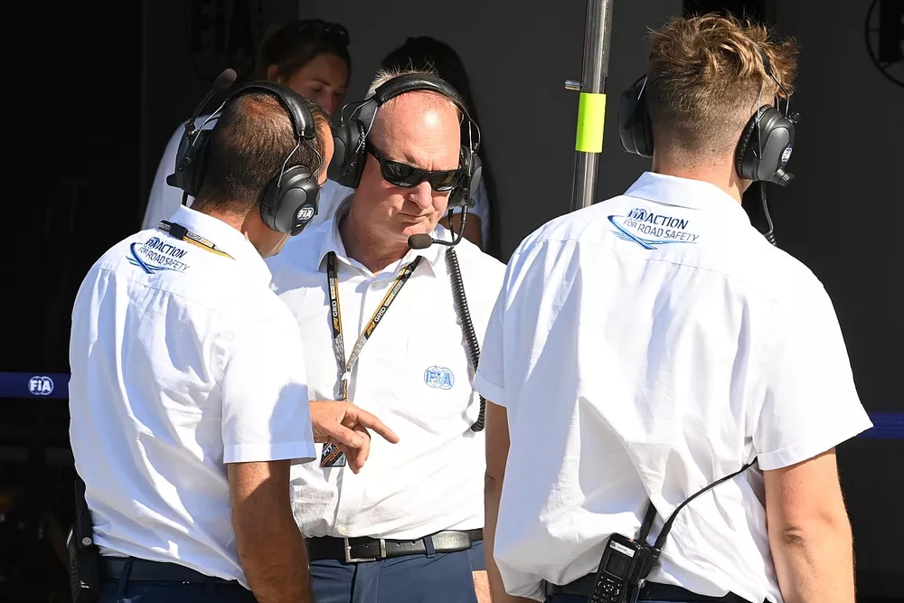 Miembros de la FIA en el trabajo