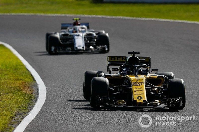 Nico Hulkenberg, Renault Sport F1 Team R.S. 18, leads Charles Leclerc, Sauber C37