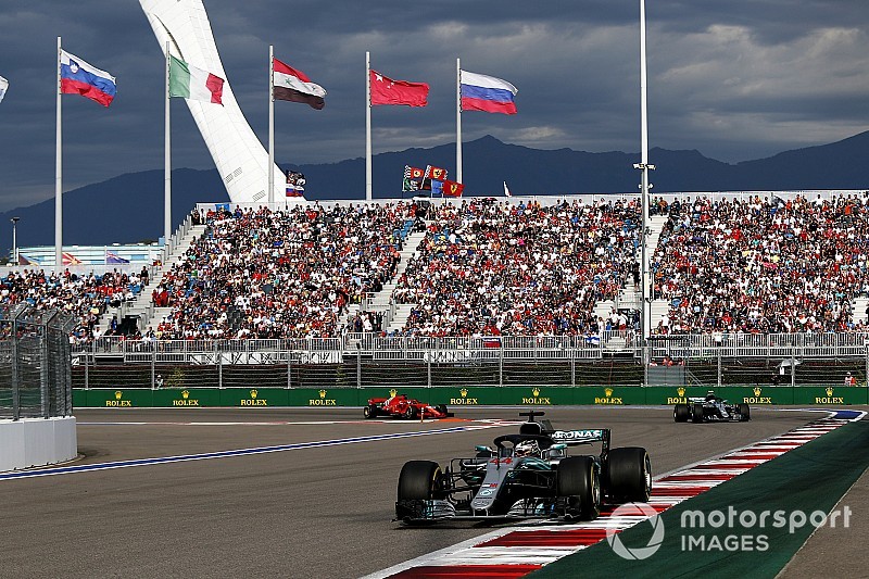Hamilton zet ferme stap naar titel met zege in Rusland, Verstappen van P19 naar P5