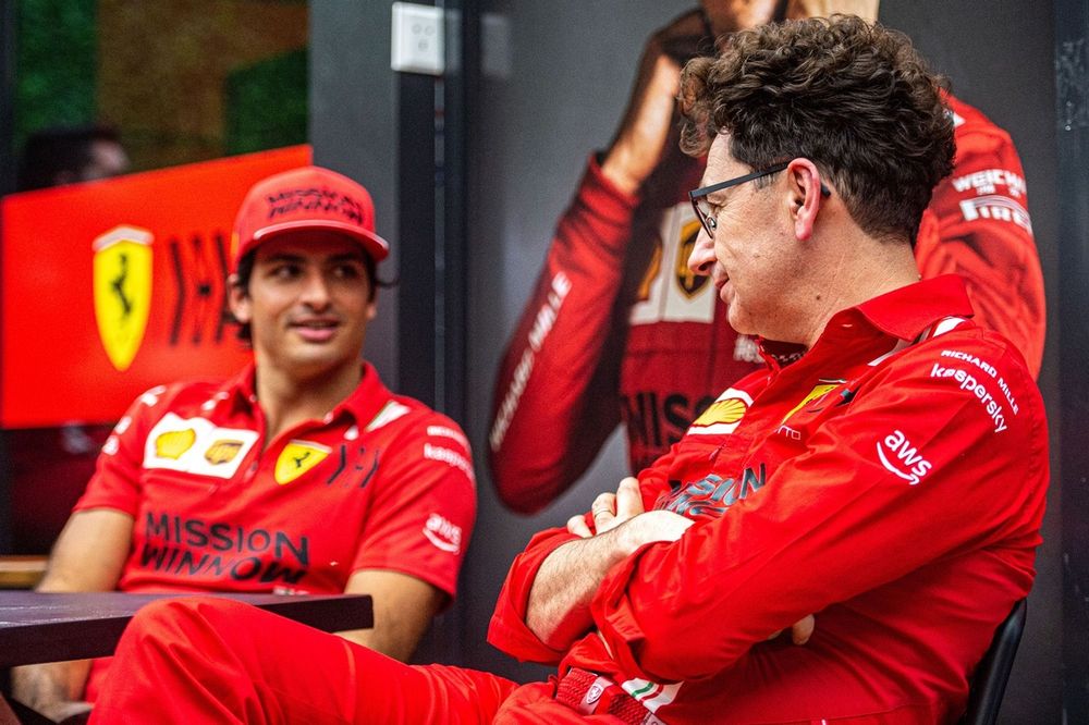 Carlos Sainz Jr., Ferrari, Mattia Binotto, Team Principal, Ferrari