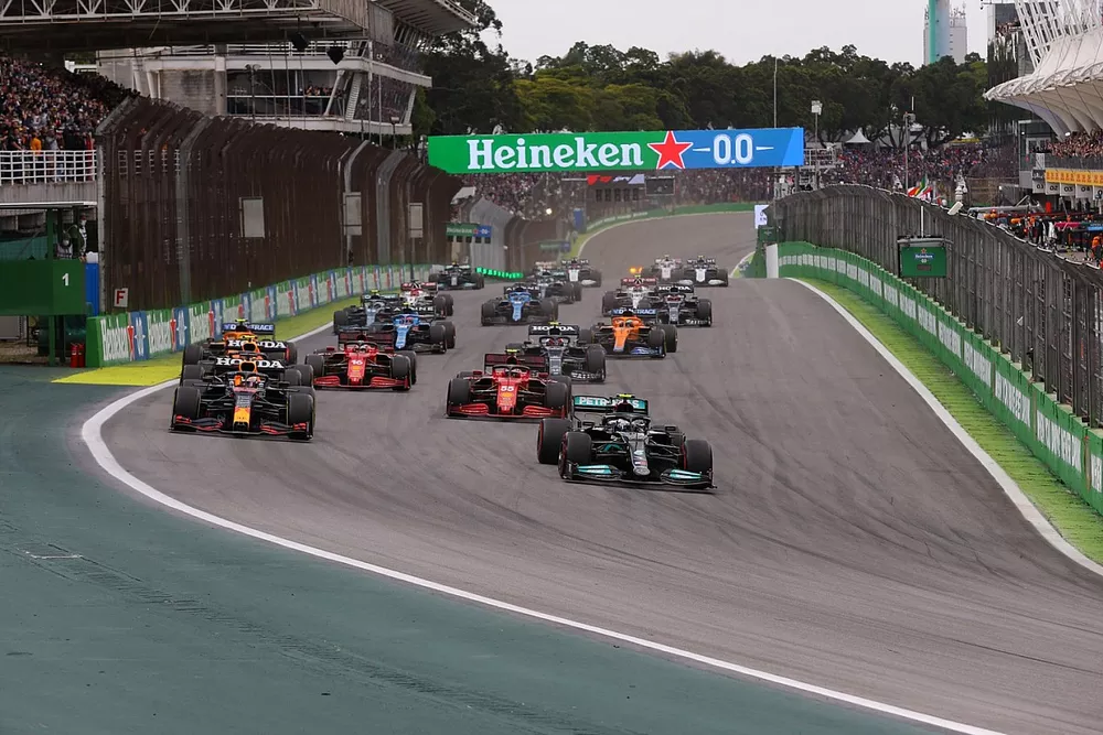Valtteri Bottas, Mercedes W12, Max Verstappen, Red Bull Racing RB16B, Sergio Perez, Red Bull Racing RB16B, Carlos Sainz Jr., Ferrari SF21, et le reste du peloton au d&eacute;part