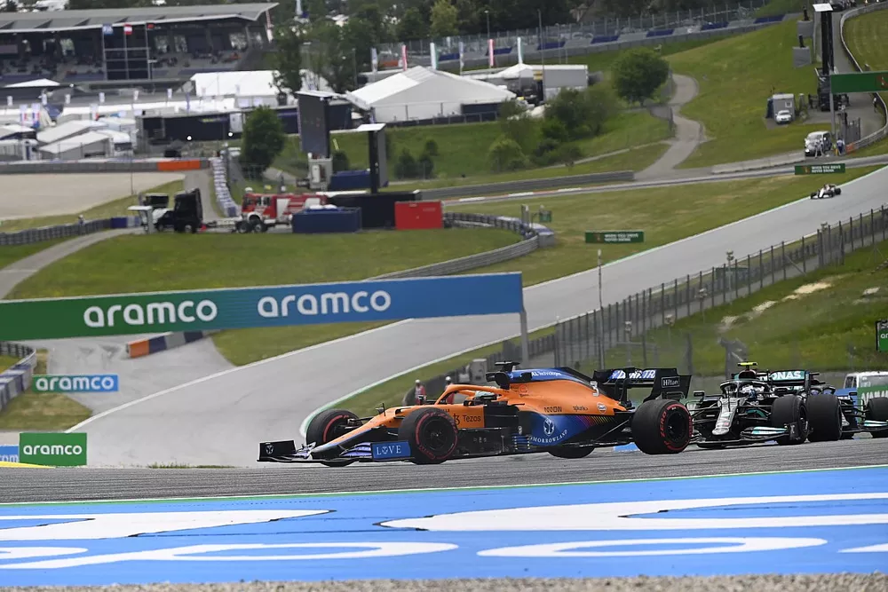 Daniel Ricciardo, McLaren MCL35M, Valtteri Bottas, Mercedes W12 