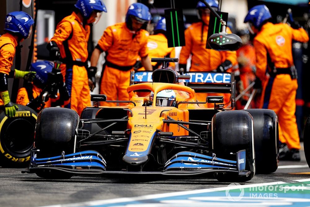 Daniel Ricciardo, McLaren MCL35M , in the pits